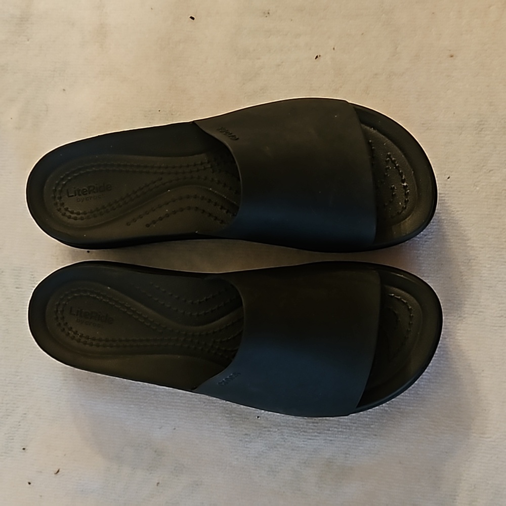 EUC Black crocs size 6